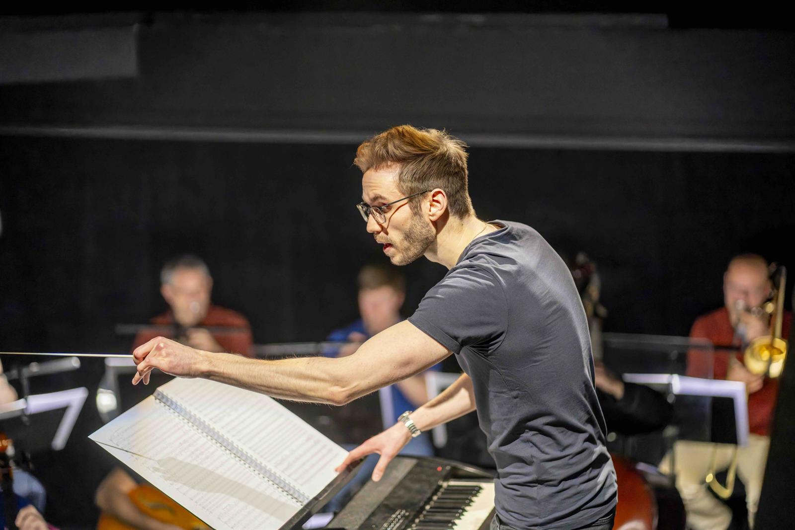 Mein Freund Bunbury – Szene aus der Generalprobe, Erzgebirgisches Theater Annaberg-Buchholz. Foto: Dirk Rückschloß