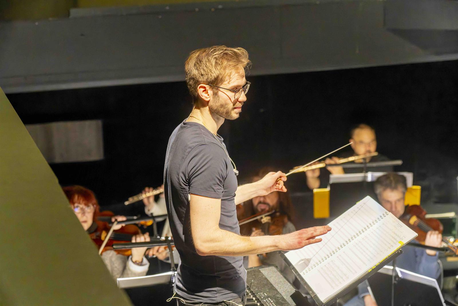 Mein Freund Bunbury – Szene aus der Generalprobe, Erzgebirgisches Theater Annaberg-Buchholz. Foto: Dirk Rückschloß