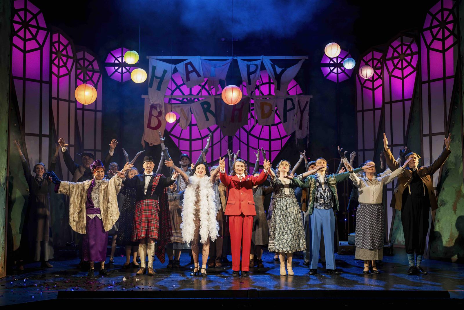 Mein Freund Bunbury – Szene aus der Generalprobe, Erzgebirgisches Theater Annaberg-Buchholz. Foto: Dirk Rückschloß